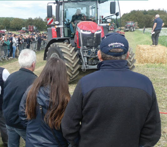 journée technique démonstration tracteur avec public